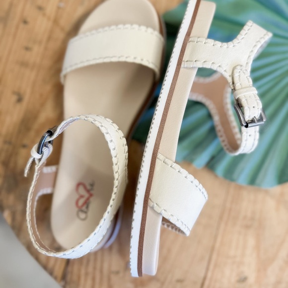 MIA Sofee Bon Bursue Cream Sandals with Ankle Strap and Open-Toe Design NWB - Picture 2 of 5